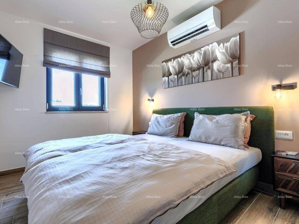 Helles Schlafzimmer mit großem Bett, Klimaanlage und moderner Wanddekoration.