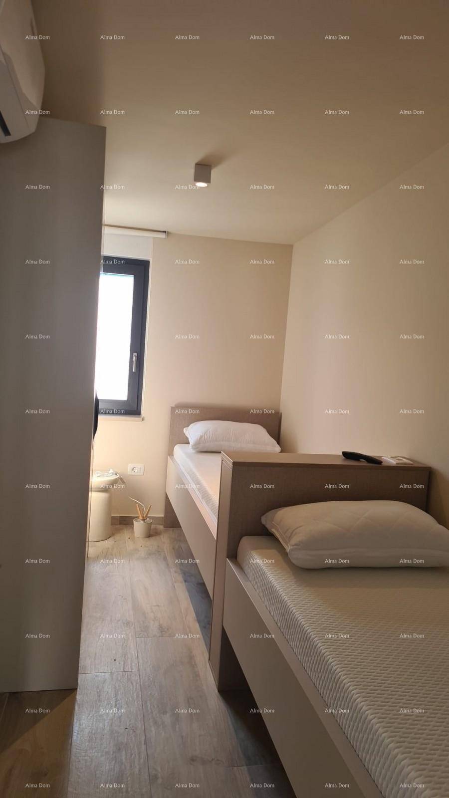 Schlafzimmer mit zwei Einzelbetten, Einbauschrank und Fenster für Tageslicht, inklusive Klimaanlage.