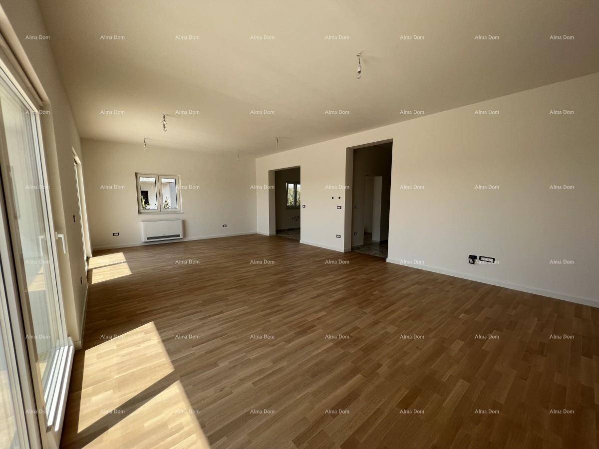 Helles Wohnzimmer mit Eichenparkettboden und offenem Zugang zu weiteren Räumen im Neubau.