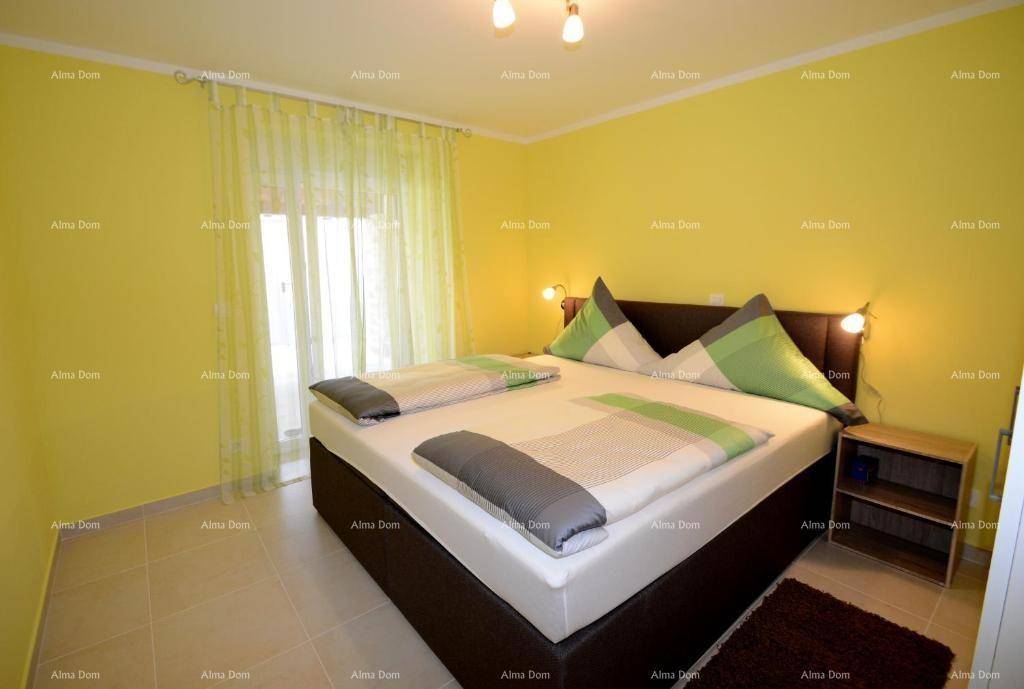 Helles Schlafzimmer mit Doppelbett, gelben Wänden und Zugang zum Balkon.