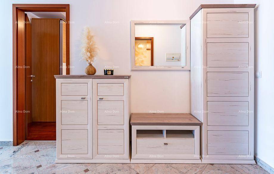 Heller Flur mit modernem Schuhschrank, Spiegel und Sitzbank, ideal für den Eingangsbereich.