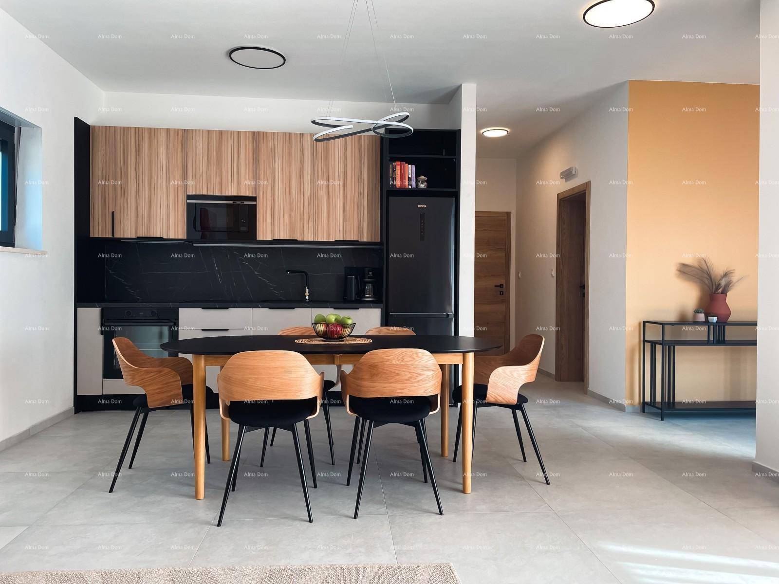 Moderne Küche mit Holzschränken, schwarzen Arbeitsplatten und integriertem Essbereich mit stilvollen Stühlen.
