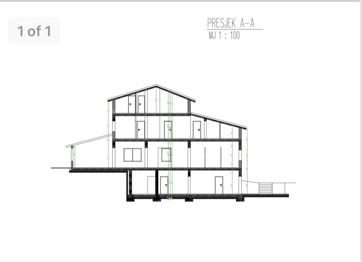 Architektonischer Querschnitt des Gebäudes, der die vertikale Struktur und die verschiedenen Stockwerke zeigt.