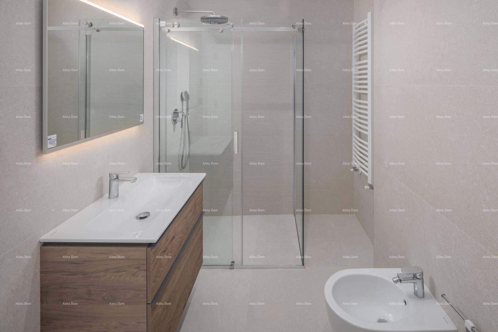 Modernes Badezimmer mit begehbarer Dusche, Waschtisch und beheiztem Handtuchhalter.