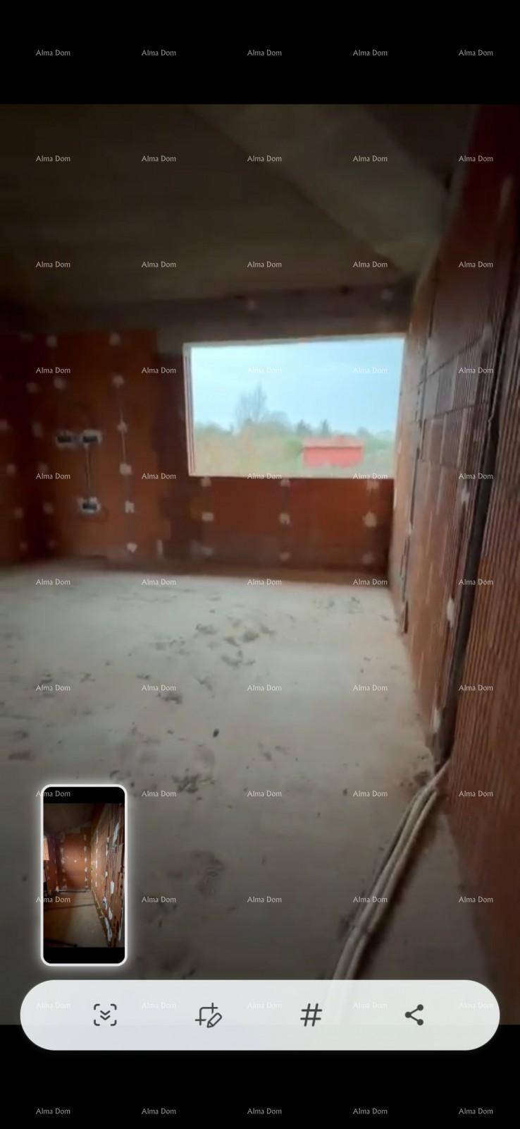 Rohbau-Innenraum mit Fensteröffnung und Betonboden, bereit für weitere Ausbauarbeiten.