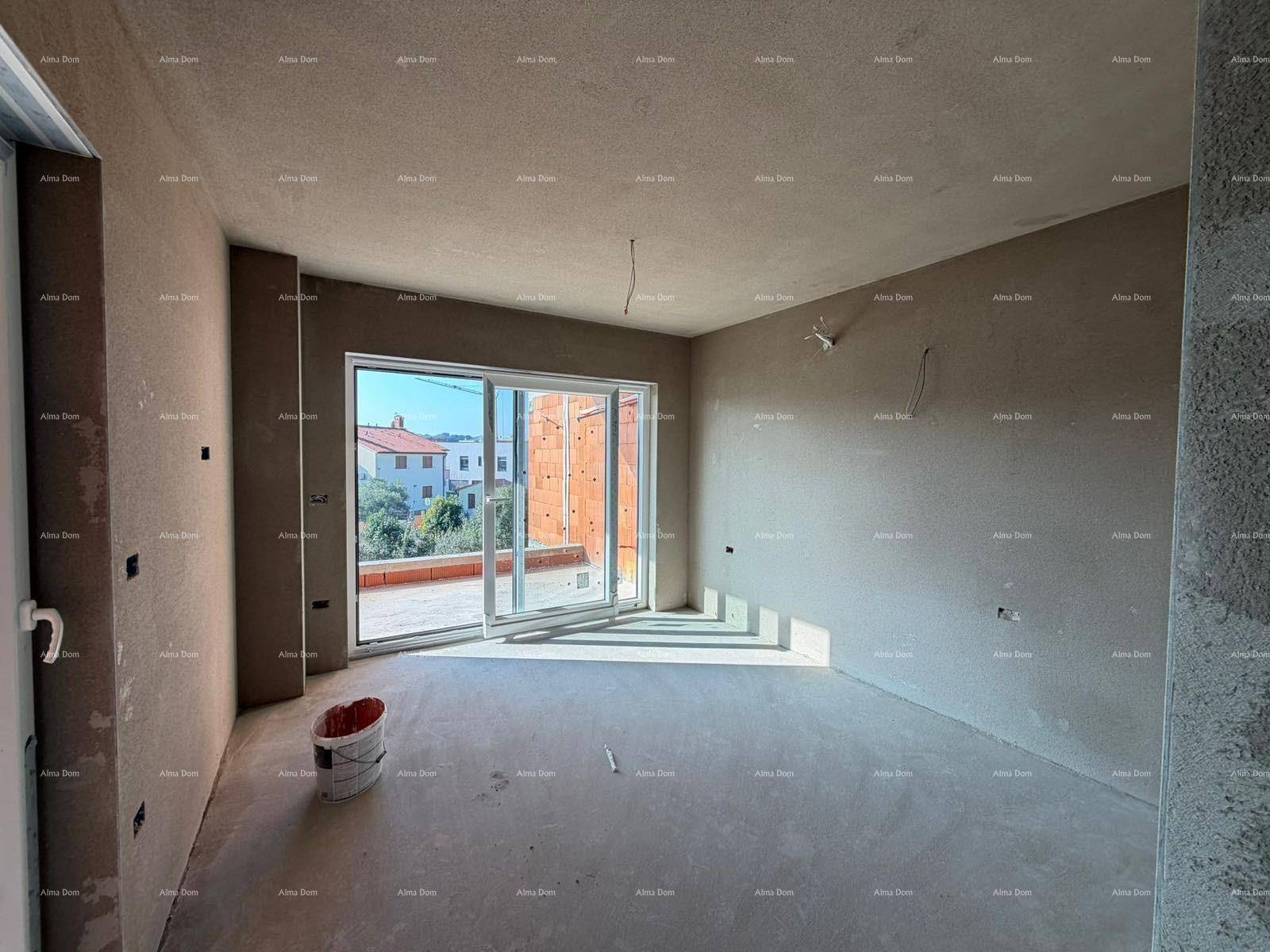 Heller Wohnbereich im Rohbau mit großen Schiebetüren und viel Sonnenlicht, ideal für offenes Wohnen.