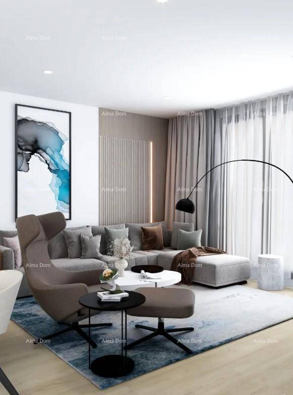 Modernes Wohnzimmer mit bequemer Couch, stilvoller Einrichtung und großem Fenster mit Vorhängen.