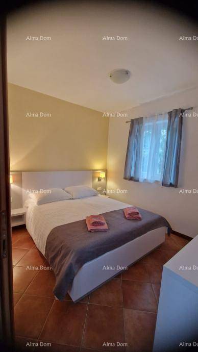 Komfortables Schlafzimmer mit Doppelbett, Nachttischen und Fenster für natürliches Licht.