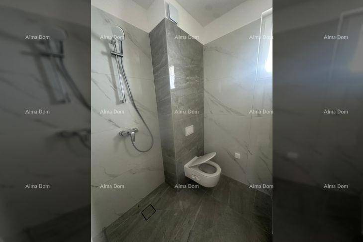 Modernes Badezimmer mit grauen Marmorfliesen, ebenerdiger Dusche und wandhängendem WC.