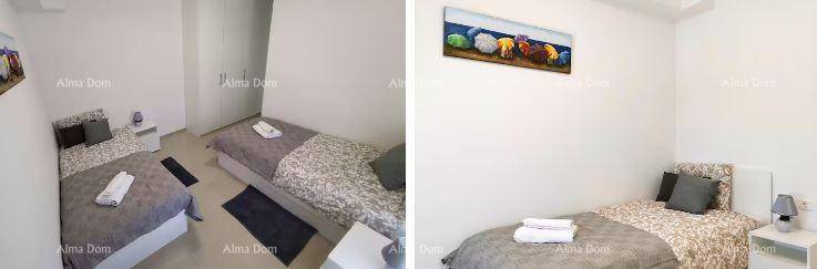 Helles Schlafzimmer mit Einzelbetten und einfacher, moderner Einrichtung.