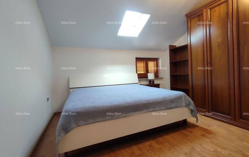 Schlafzimmer mit Holzbett, großem Kleiderschrank und Dachfenster.