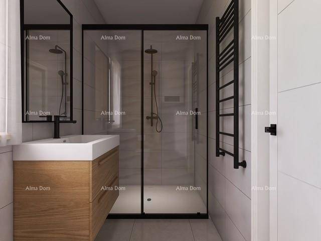 Modernes Badezimmer mit begehbarer Dusche, Holzwaschtisch und beheiztem Handtuchhalter.