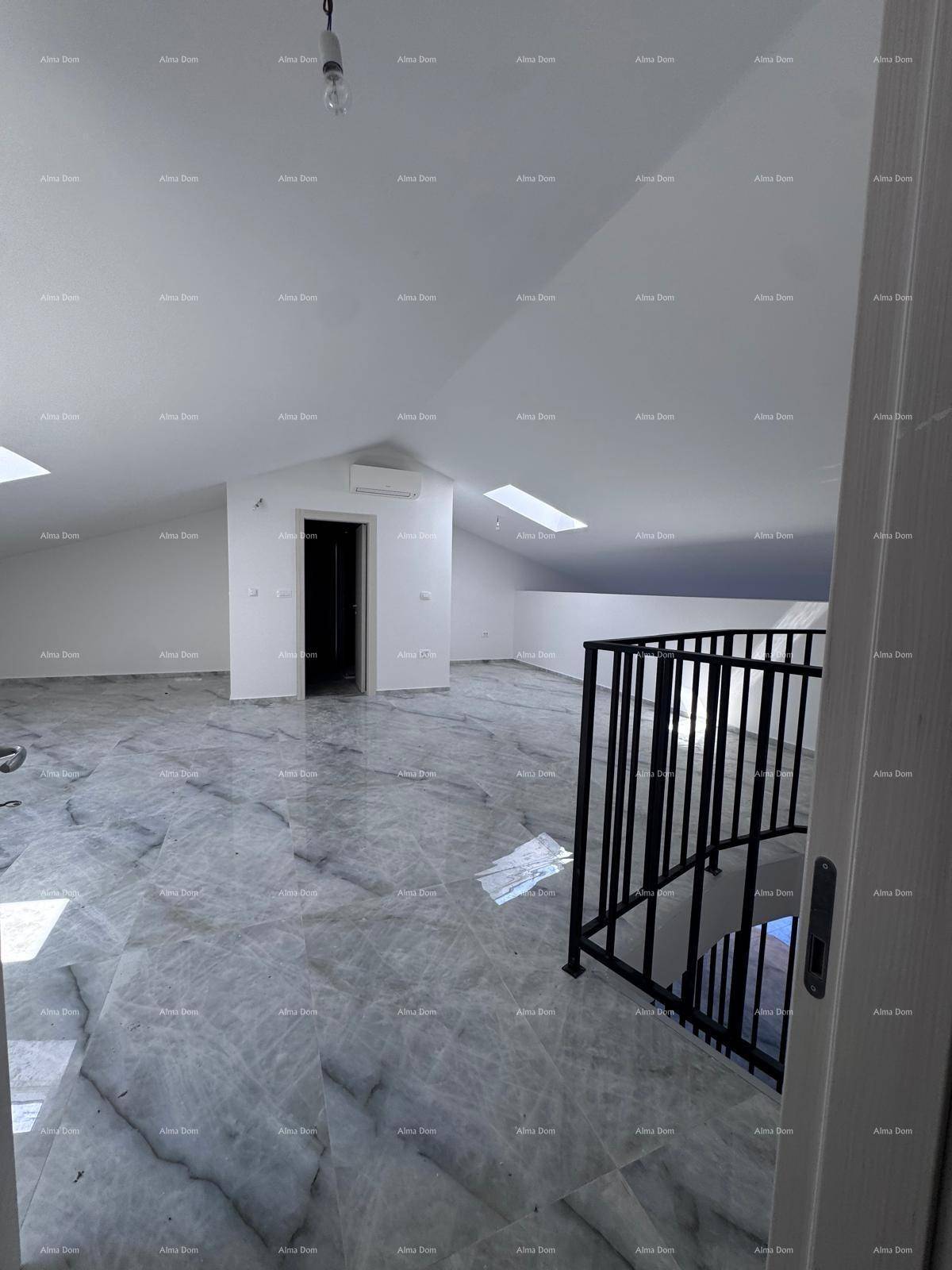 Geräumiges Dachzimmer mit glänzenden Marmorfliesen, Dachfenster und einer Treppe mit schwarzem Geländer.