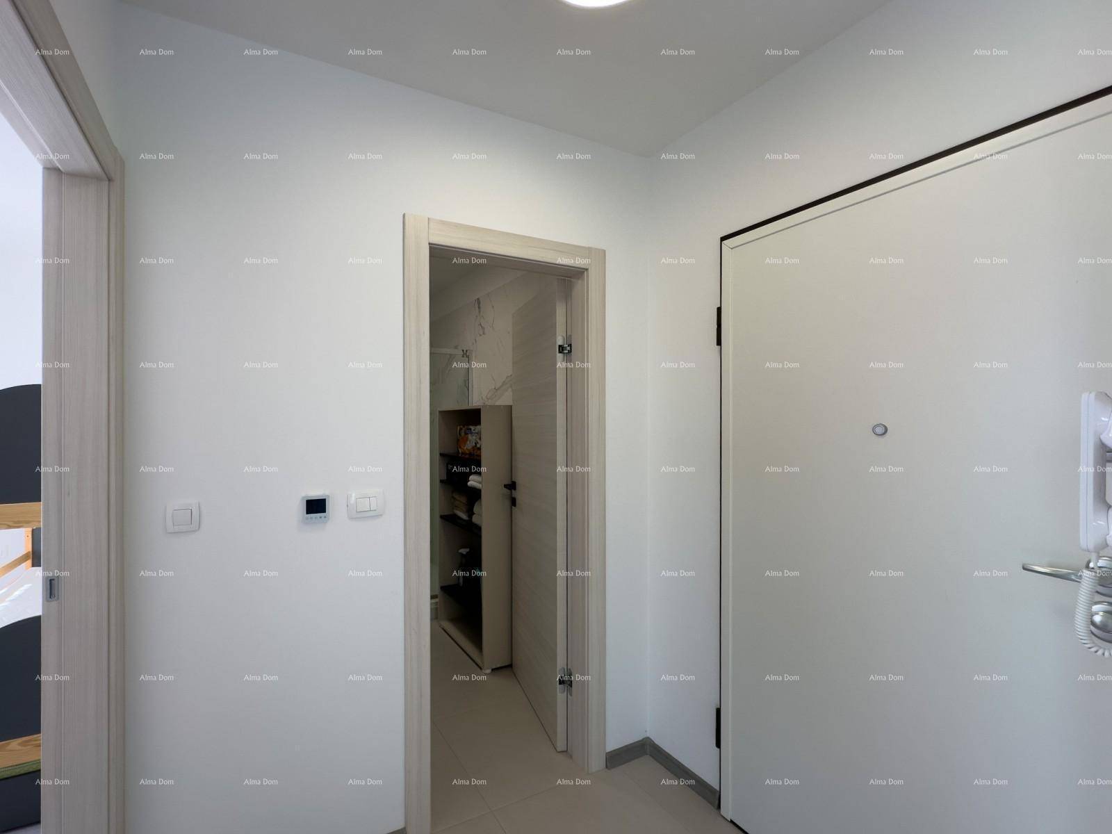 Heller Eingangsbereich mit weiß gestrichenen Wänden und einer modernen Eingangstür.