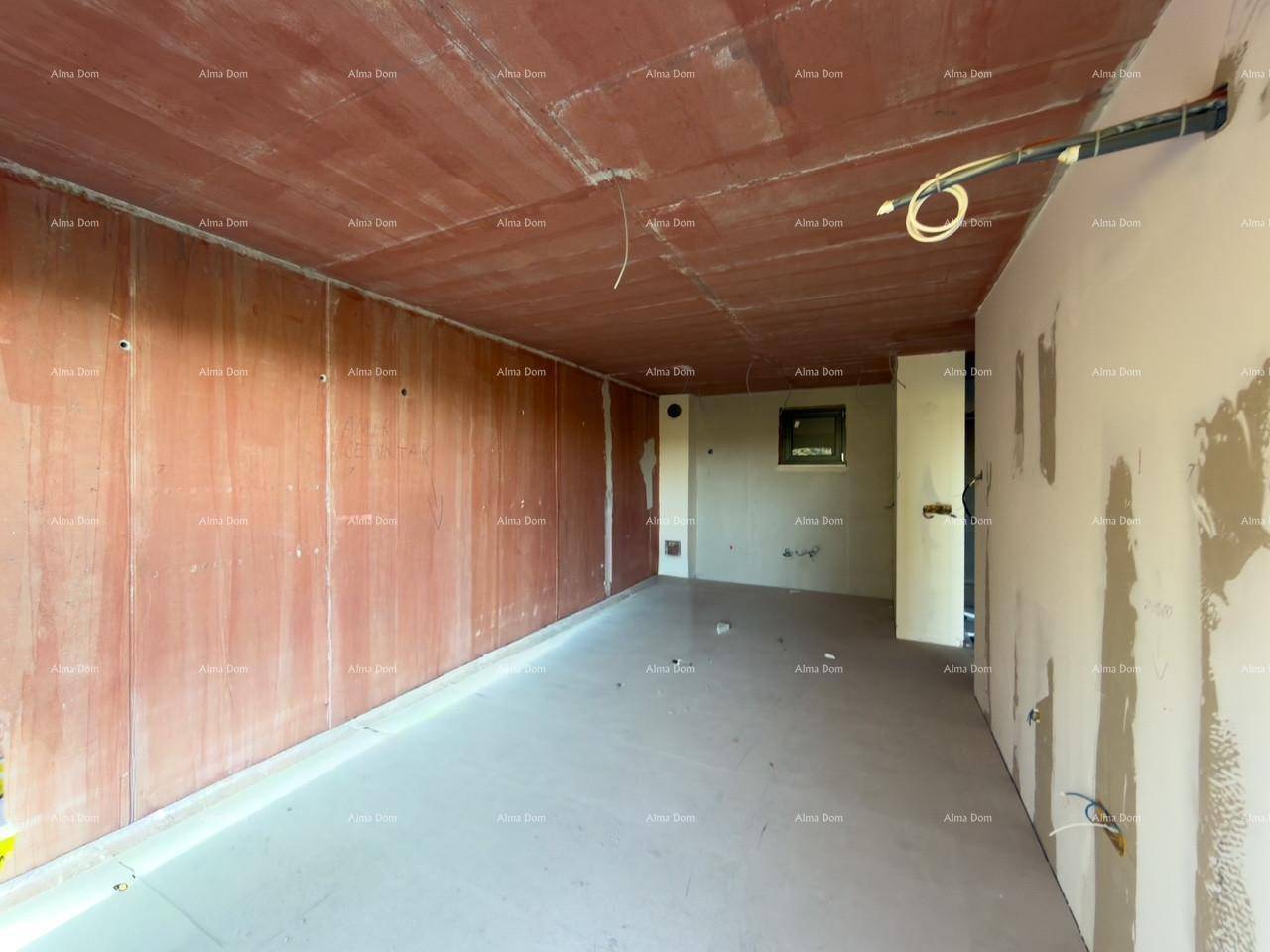 Großer, unfertiger Innenraum mit unverputzten Wänden und sichtbaren Installationen für zukünftige Nutzung.