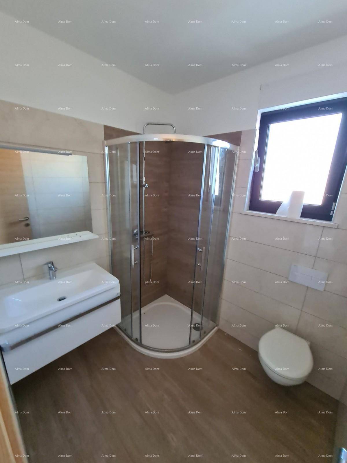 Modernes Badezimmer mit Duschkabine, wandhängendem WC und Fenster für Tageslicht.