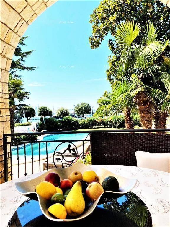 Balkon mit frischem Obst und malerischem Blick auf den Pool und den Yachthafen.