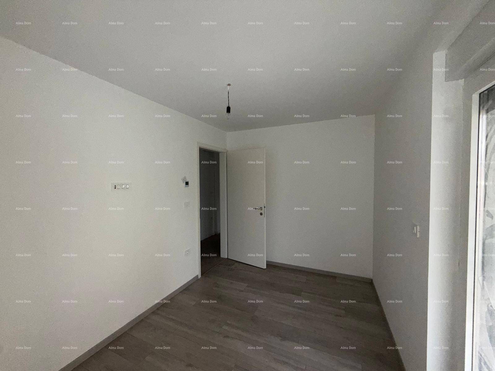 Leeres Schlafzimmer mit Holzplankenboden und weiß gestrichenen Wänden, modern und hell.