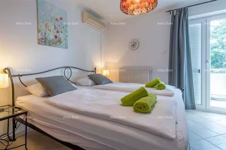 Schlafzimmer mit zwei Einzelbetten, Klimaanlage und Zugang zu einem Balkon.