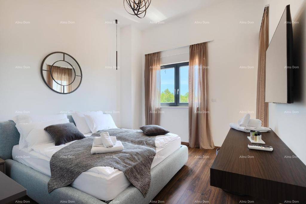 Helles Schlafzimmer mit zwei Einzelbetten, Holzboden und modernem Spiegel an der Wand.
