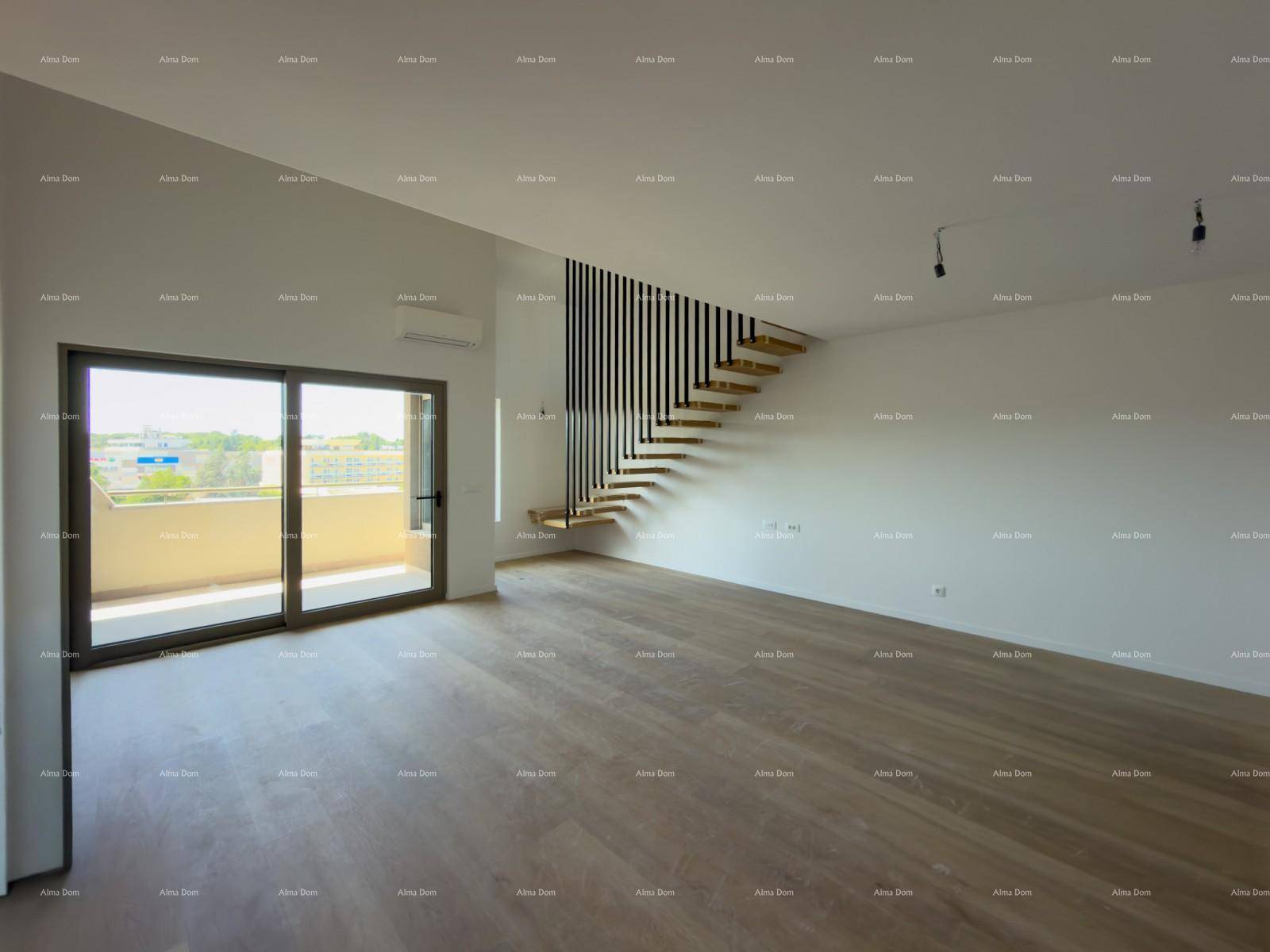 Geräumiger Wohnbereich mit hellem Holzboden, Schiebetür zum Balkon und eleganter offener Treppe.