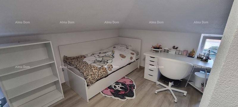 Kinderzimmer oder Gästezimmer mit Einzelbett, Schreibtisch und Regal.