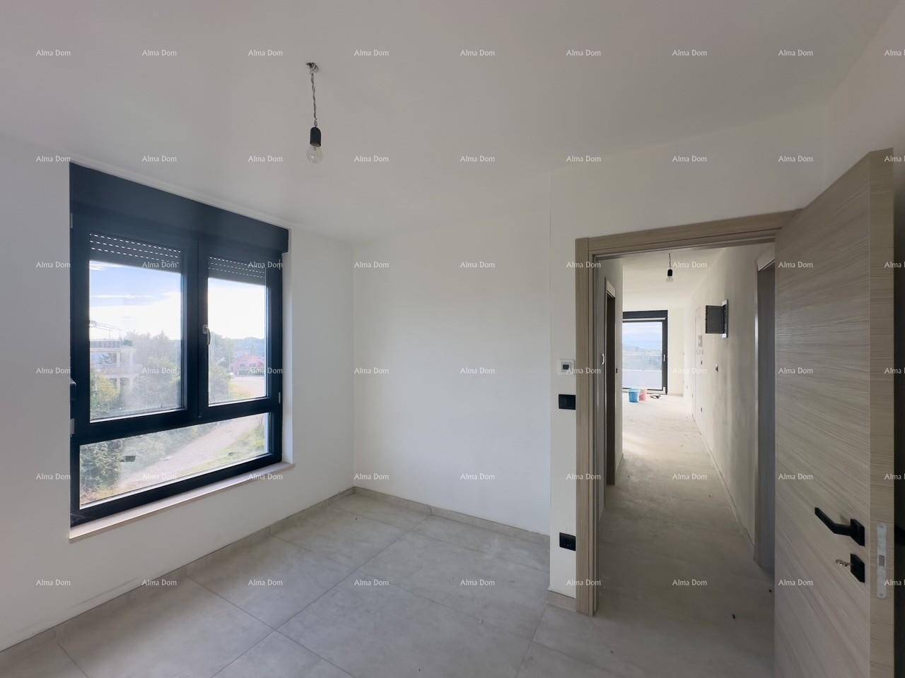 Helles Schlafzimmer mit Fliesenboden und Fenster, das einen Blick nach draußen bietet.