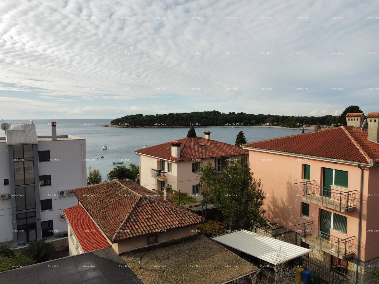 Blick auf die Küstenlinie mit Wohnhäusern und dem weiten Meer im Hintergrund.
