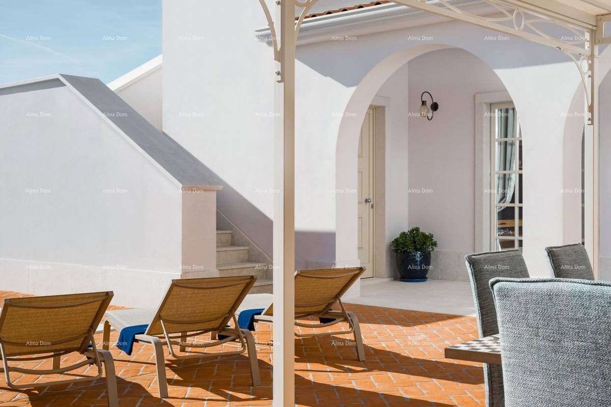 Geräumige Terrasse mit Liegestühlen und Treppenzugang zu weiteren Ebenen des Hauses.
