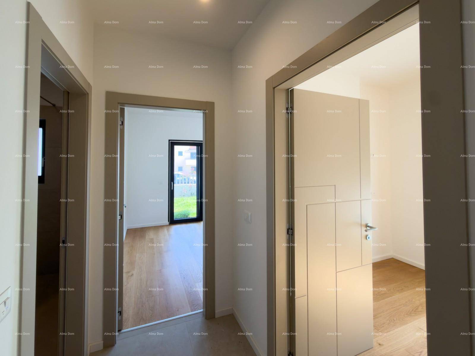 Moderner Flur mit hellen Türen und Blick in ein Zimmer mit Holzboden und Fenster.