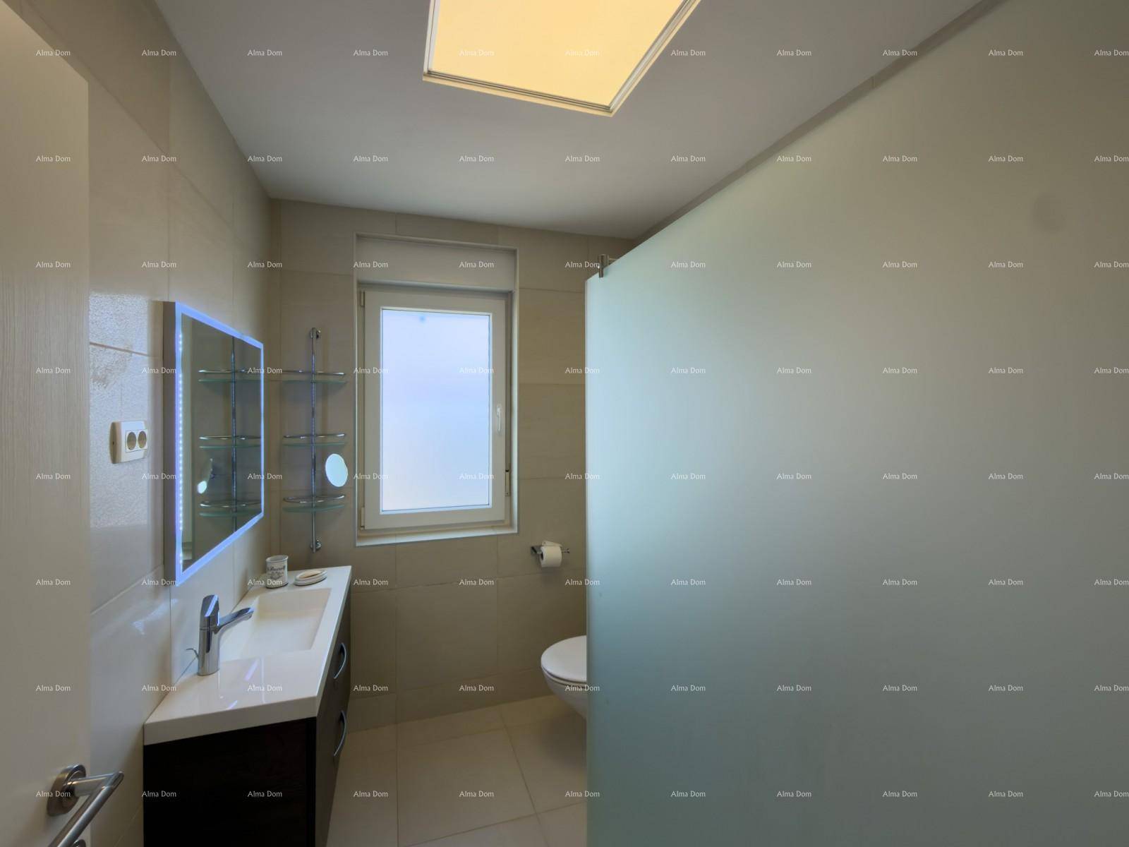 Modernes Badezimmer mit beigefarbenen Fliesen, beleuchtetem Spiegel und begehbarer Dusche.