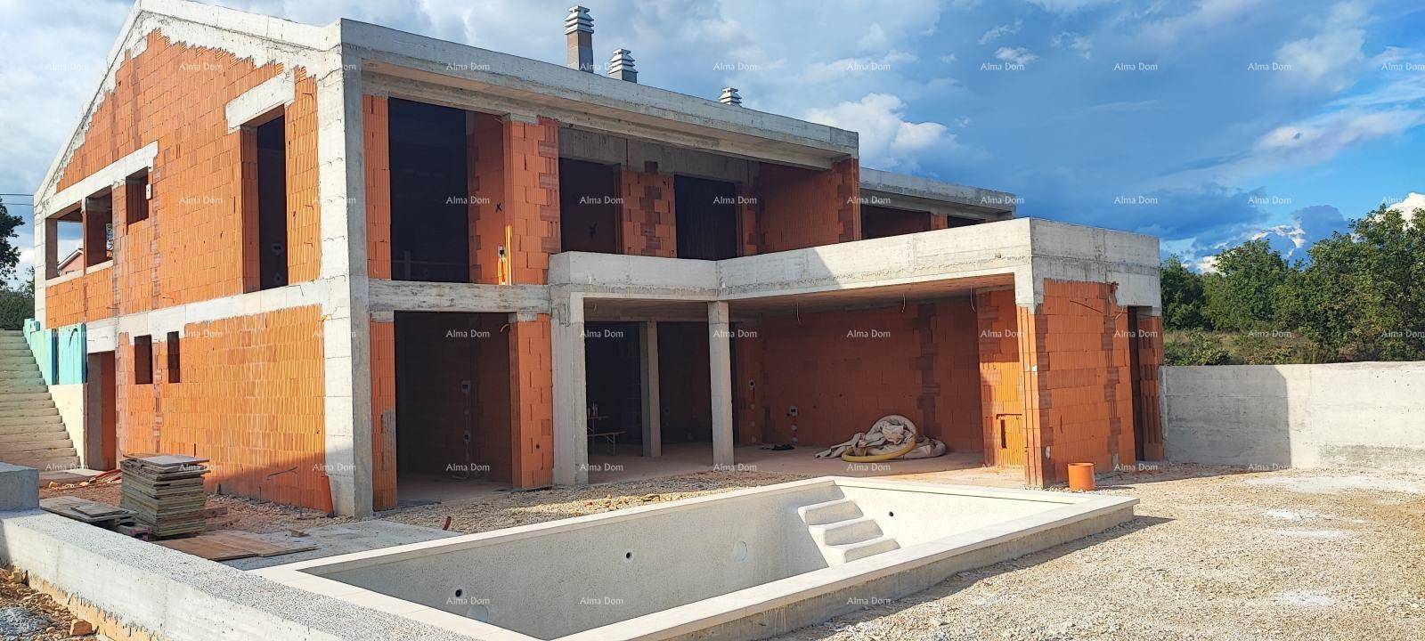 Rohbau eines modernen Hauses mit Betonstruktur und vorbereitetem Poolbecken.