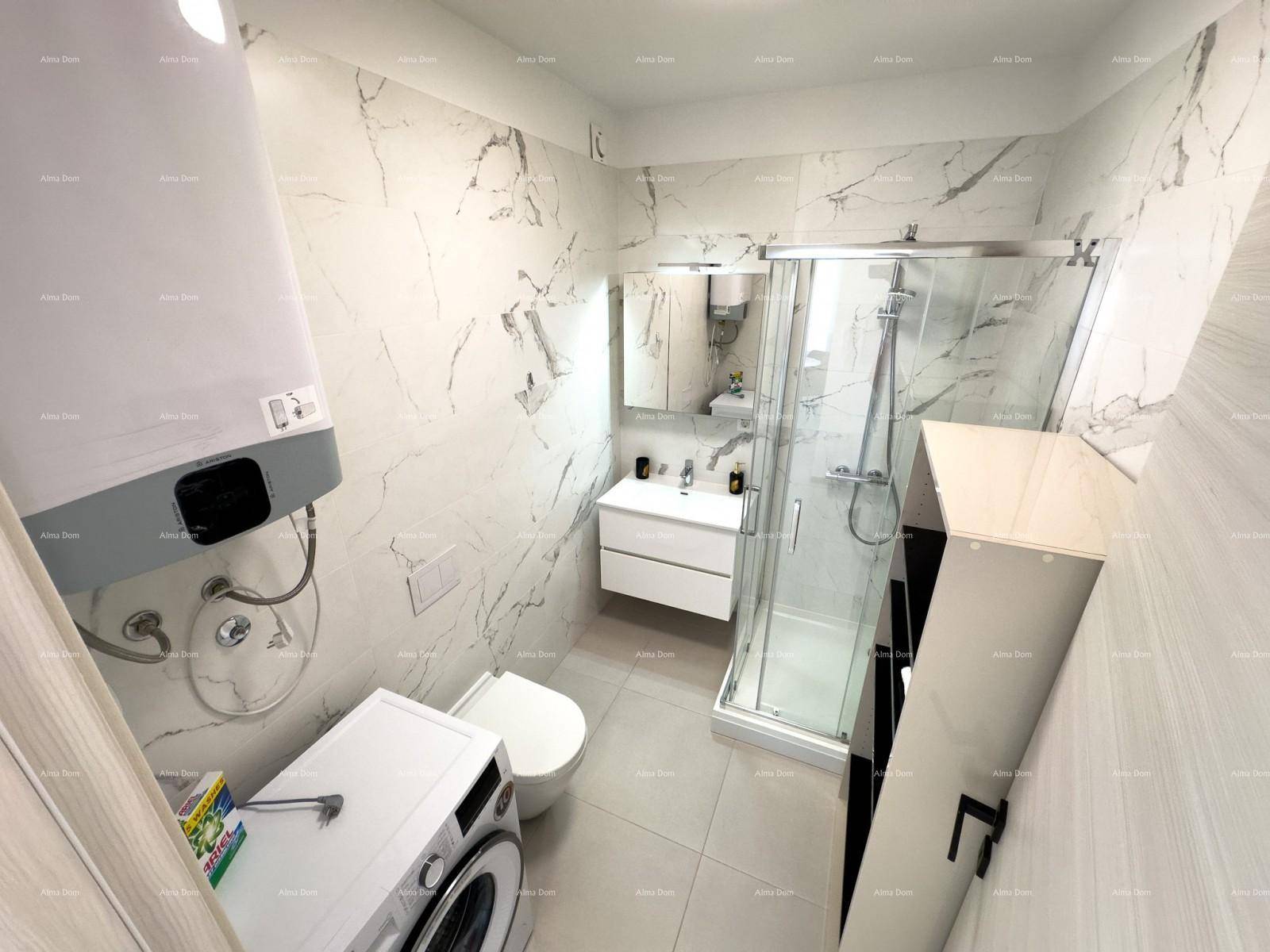 Zeitgemäßes Badezimmer mit Duschkabine, Waschmaschine und eleganten Marmoroptik-Fliesen.