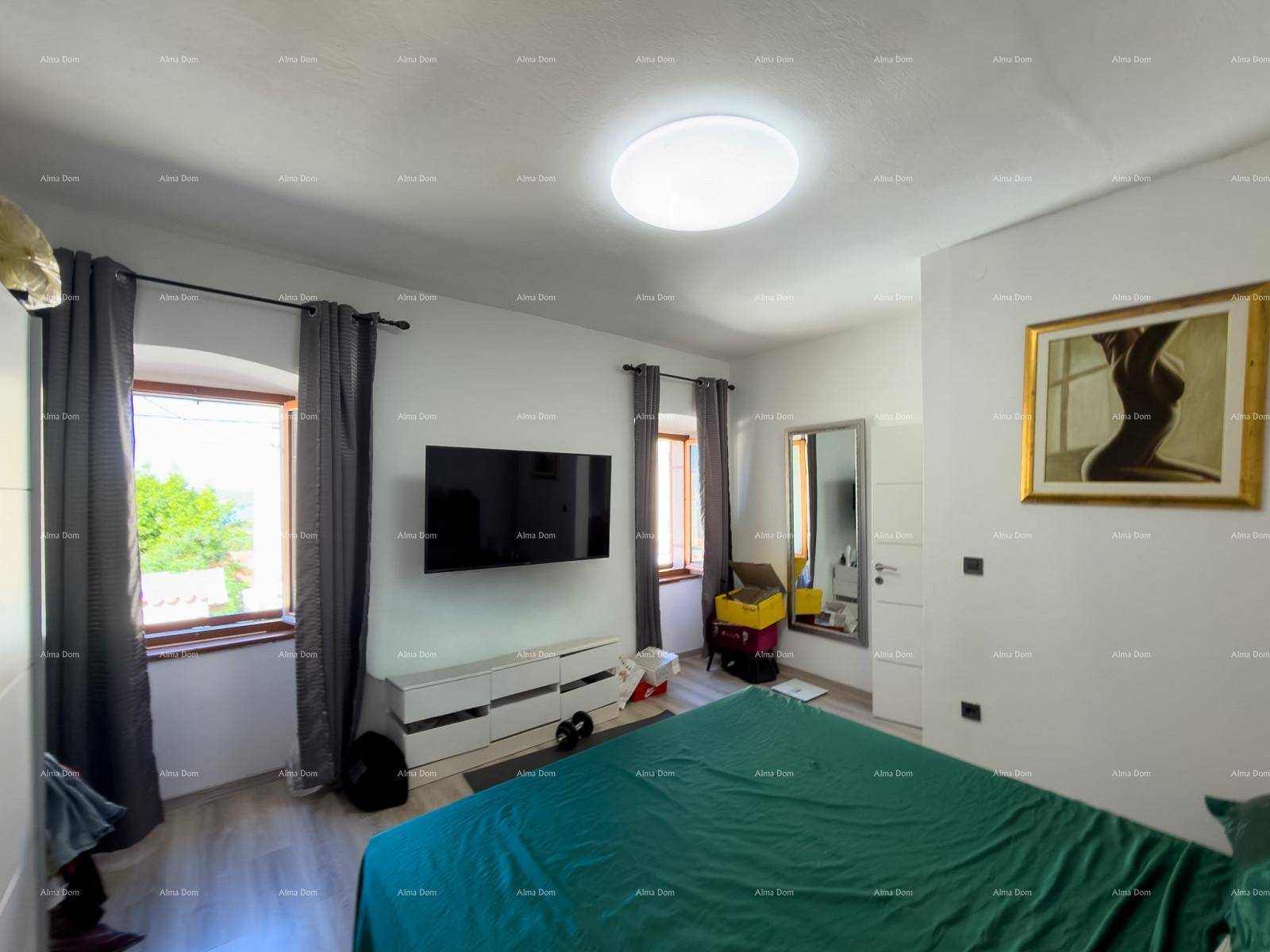 Geräumiges Schlafzimmer mit Doppelbett, Fernseher und zwei Fenstern.