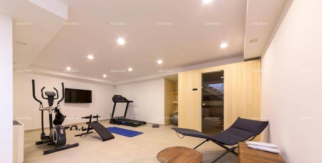 Geräumiger Fitnessraum mit verschiedenen Trainingsgeräten und integrierter Sauna für Entspannung.