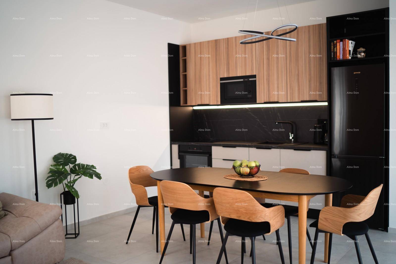Offene Küche mit Essbereich, modernen Holzschränken und Blick auf den Wohnbereich.