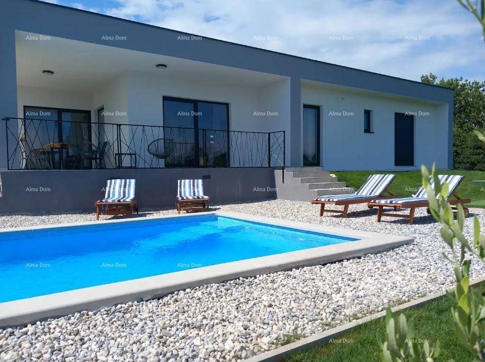 Außenansicht der modernen Villa mit Poolbereich und Liegestühlen unter blauem Himmel.