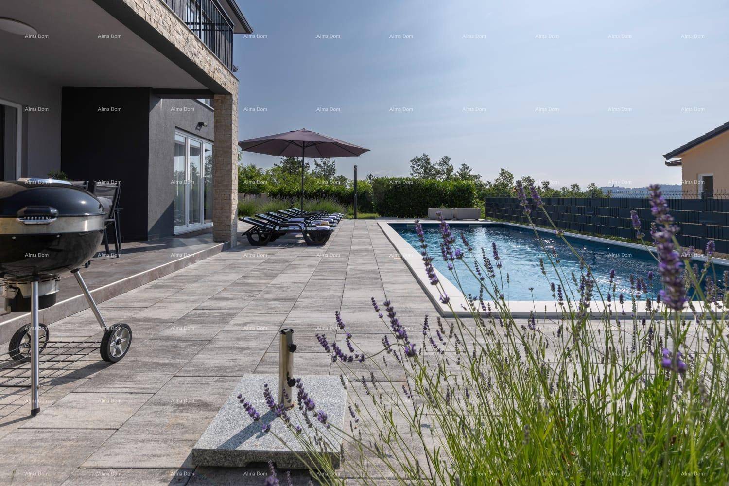 Entspannender Poolbereich mit Liegestühlen, Sonnenschirm und Grill, ideal für Sommertage.