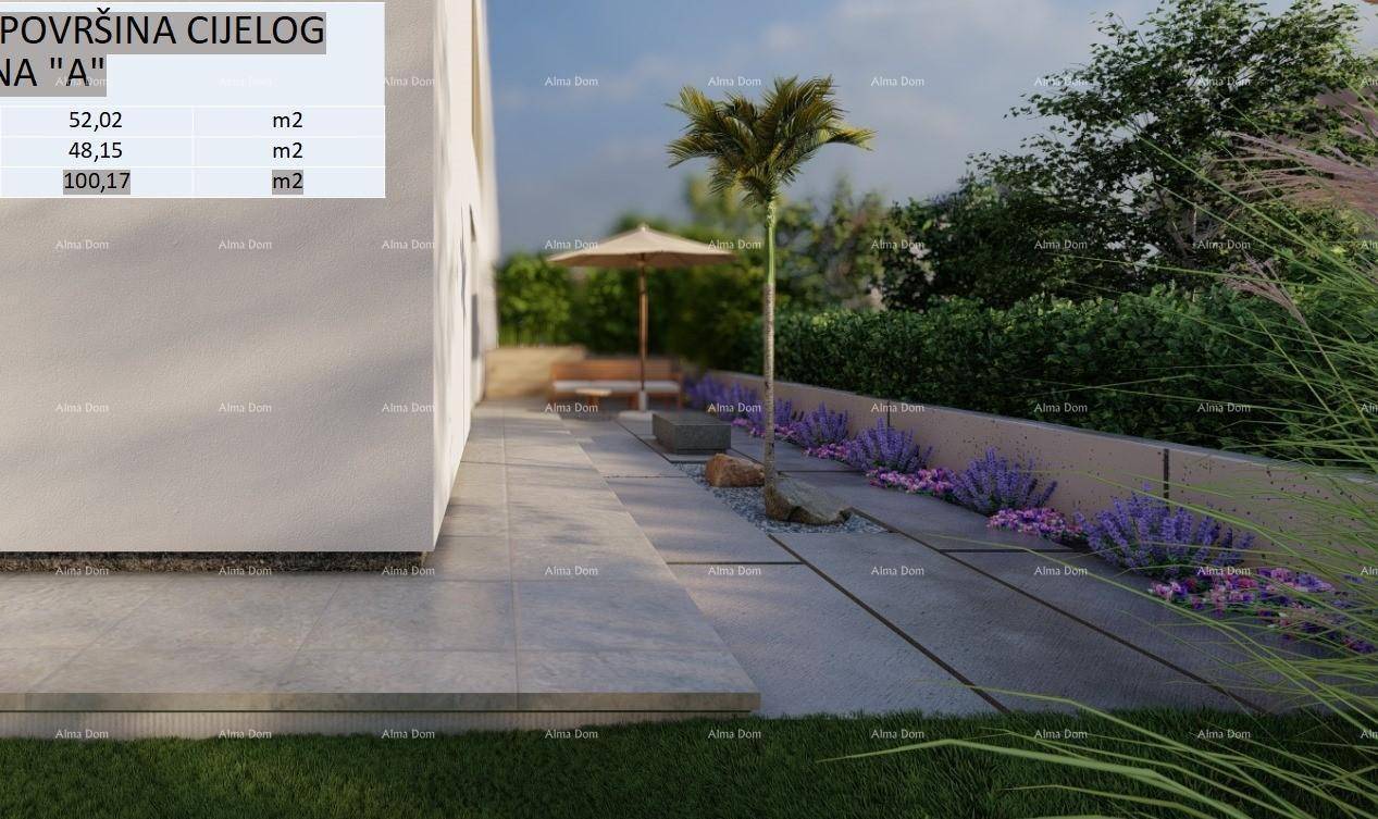 Moderne Terrasse mit Steinplatten, mediterranen Pflanzen und einem Sonnenschirm.