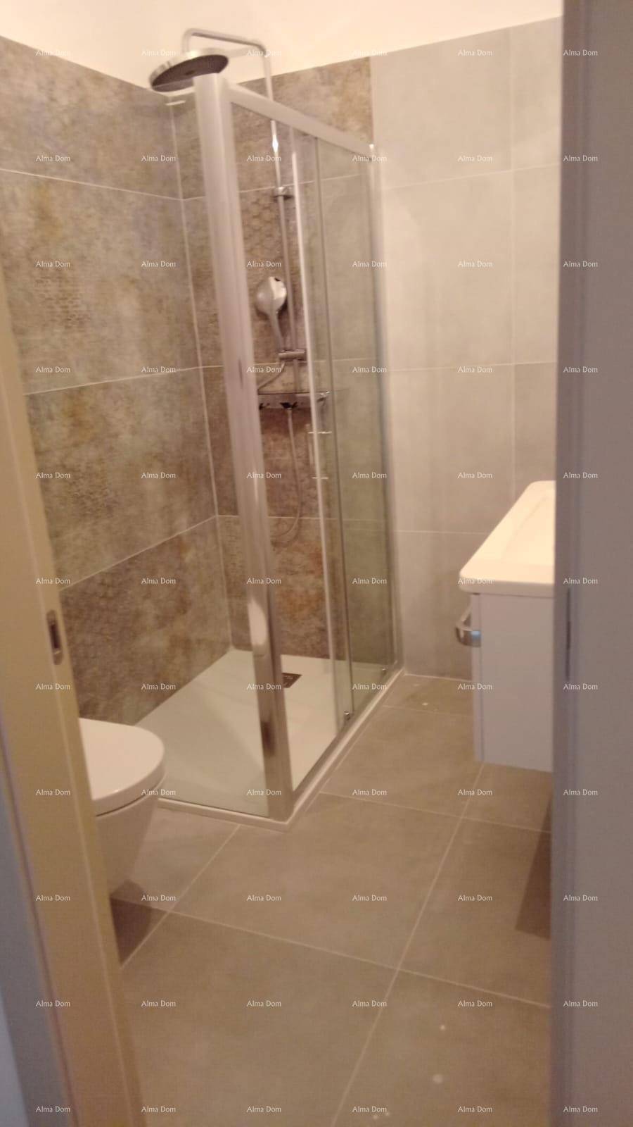 Funktionales Badezimmer mit Duschkabine, WC und modernem Fliesenboden.
