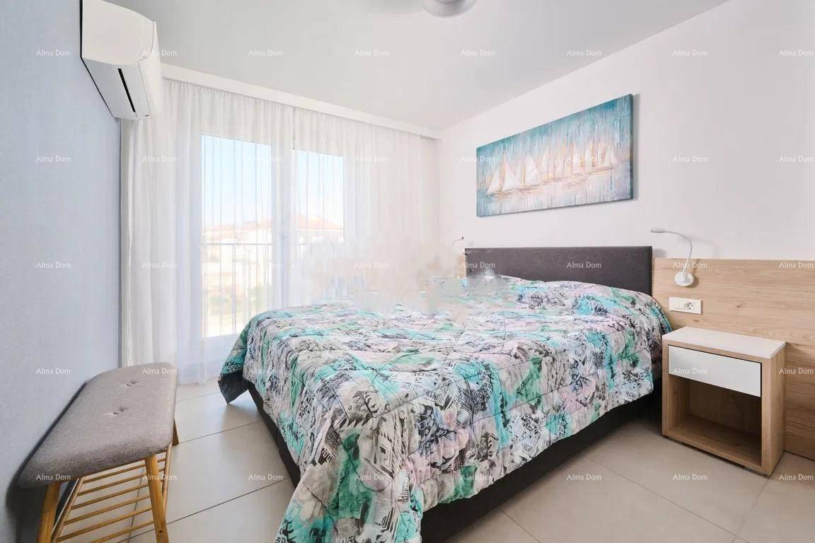 Gemütliches Schlafzimmer mit Doppelbett, Klimaanlage und Zugang zu einem Balkon für frische Luft.