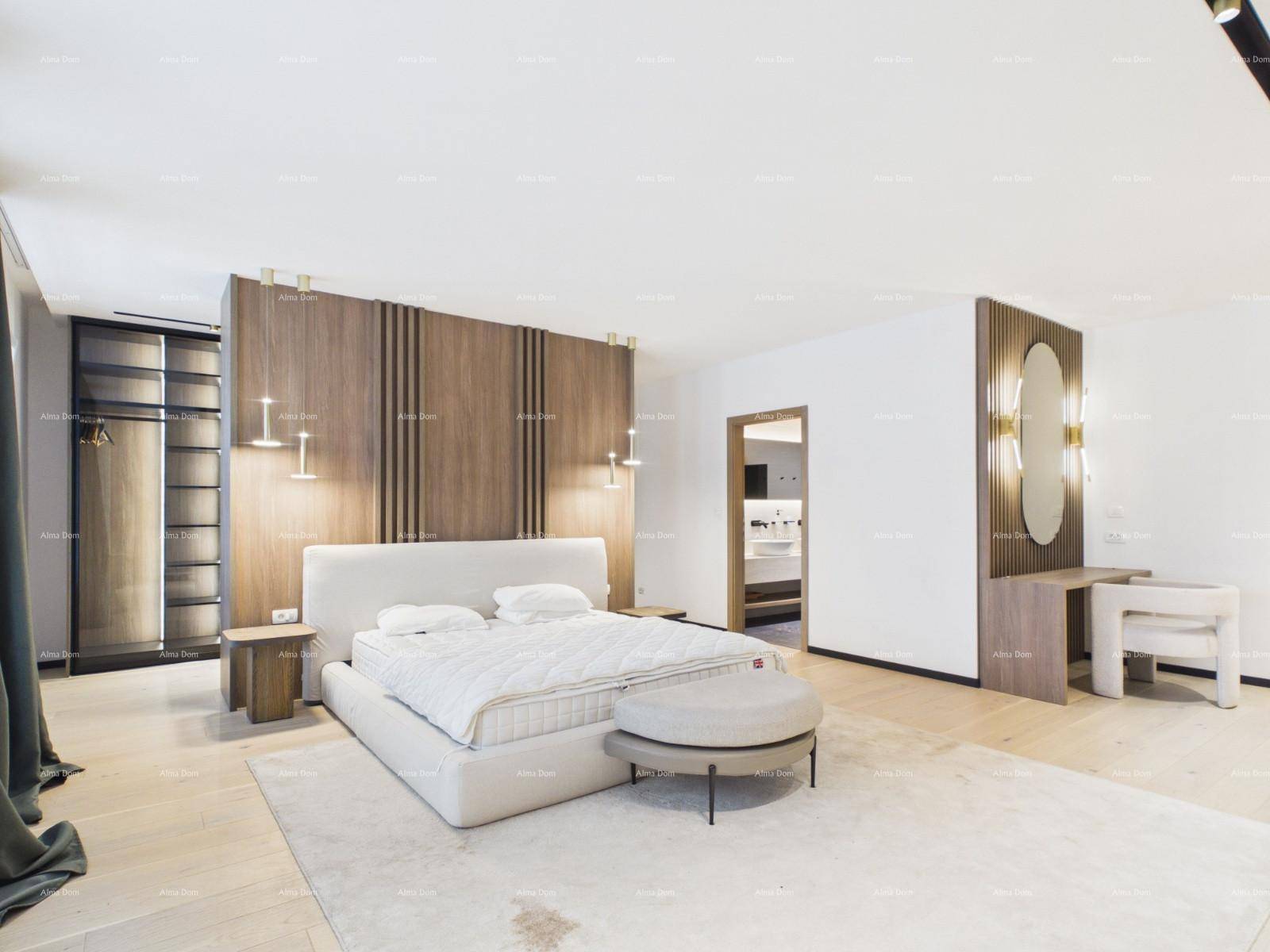 Elegantes Schlafzimmer mit großem Bett, Holzwand und separatem Schminkbereich mit Spiegel.