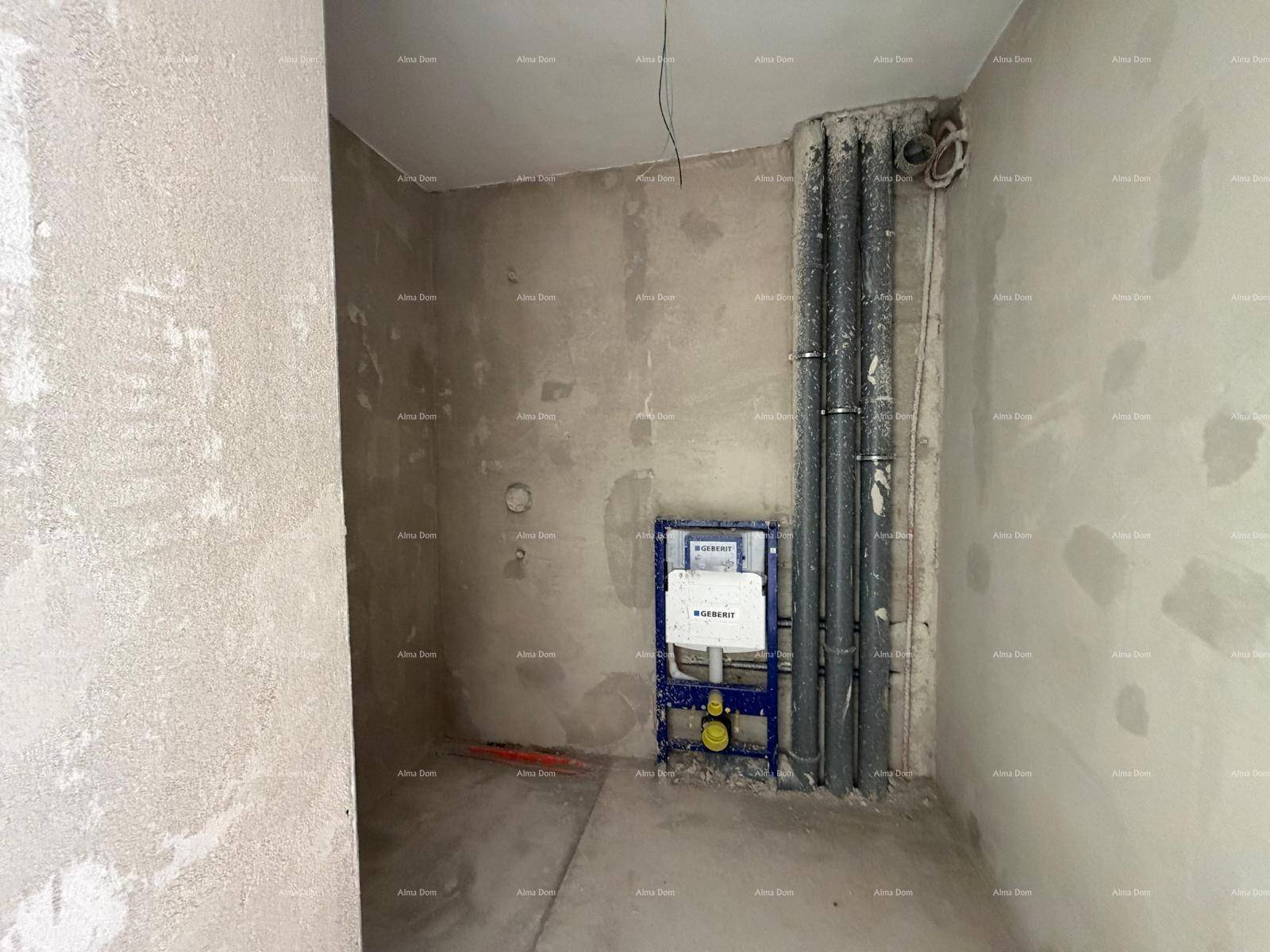 Badezimmer im Rohbau mit sichtbaren Installationen und Vorbereitung für die Sanitärobjekte.