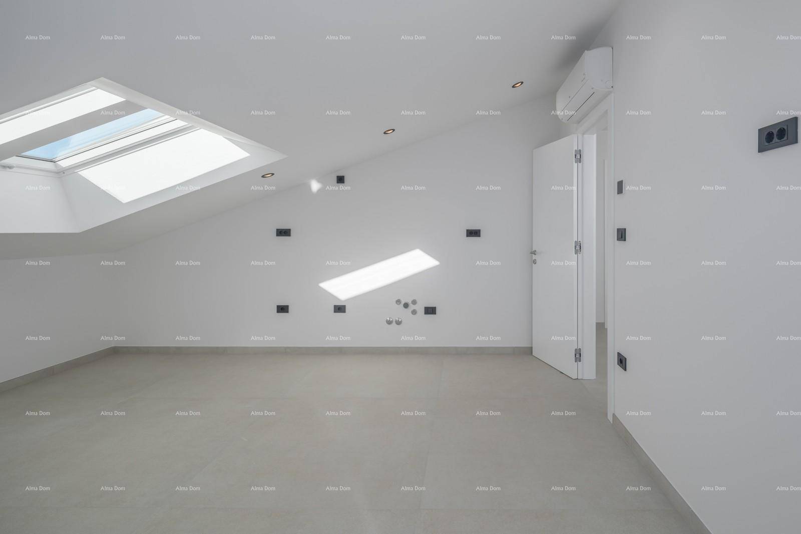 Geräumiges Dachzimmer mit mehreren Dachfenstern und Klimaanlage, ideal als Schlaf- oder Arbeitszimmer.