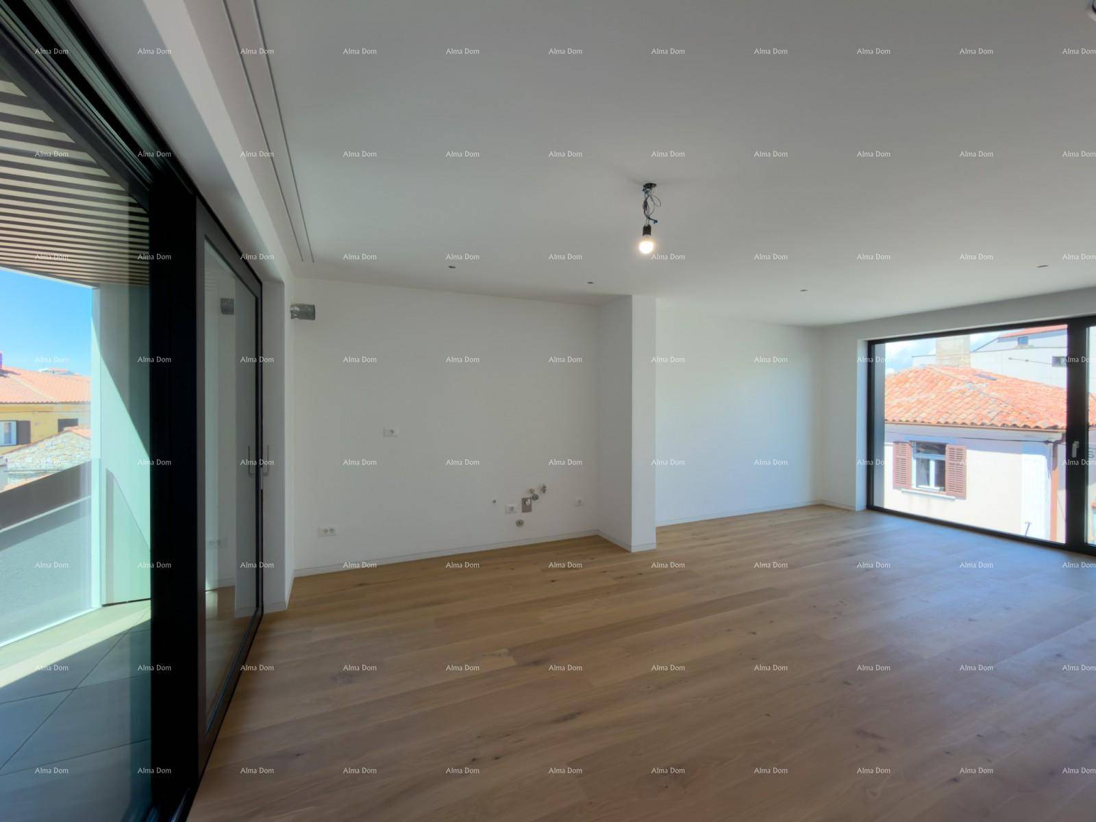 Offener Wohnbereich mit Holzboden und großen Schiebetüren zum Balkon, bietet viel Tageslicht.