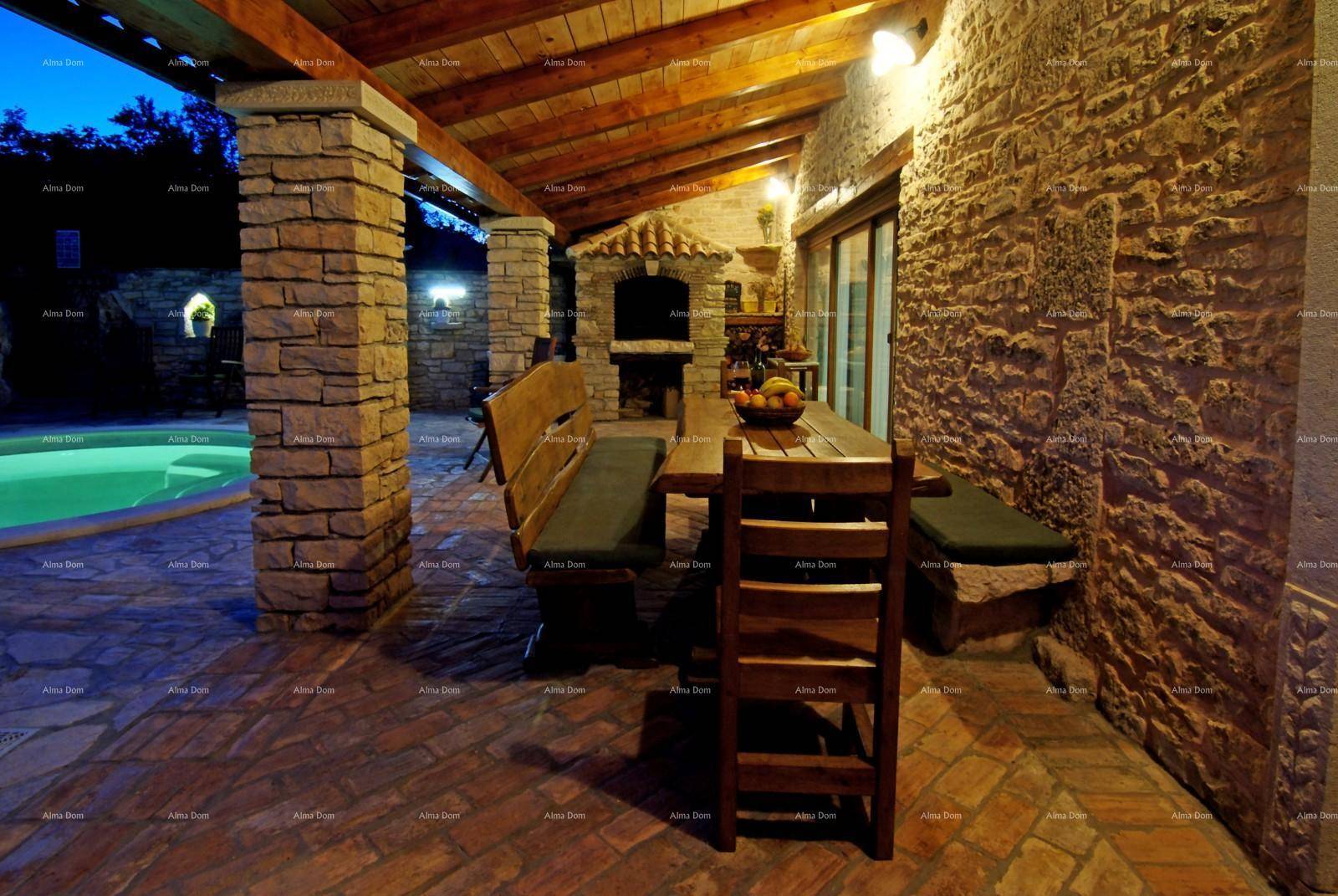 Überdachte Terrasse mit Esstisch und Grillbereich, direkt am beleuchteten Pool gelegen.