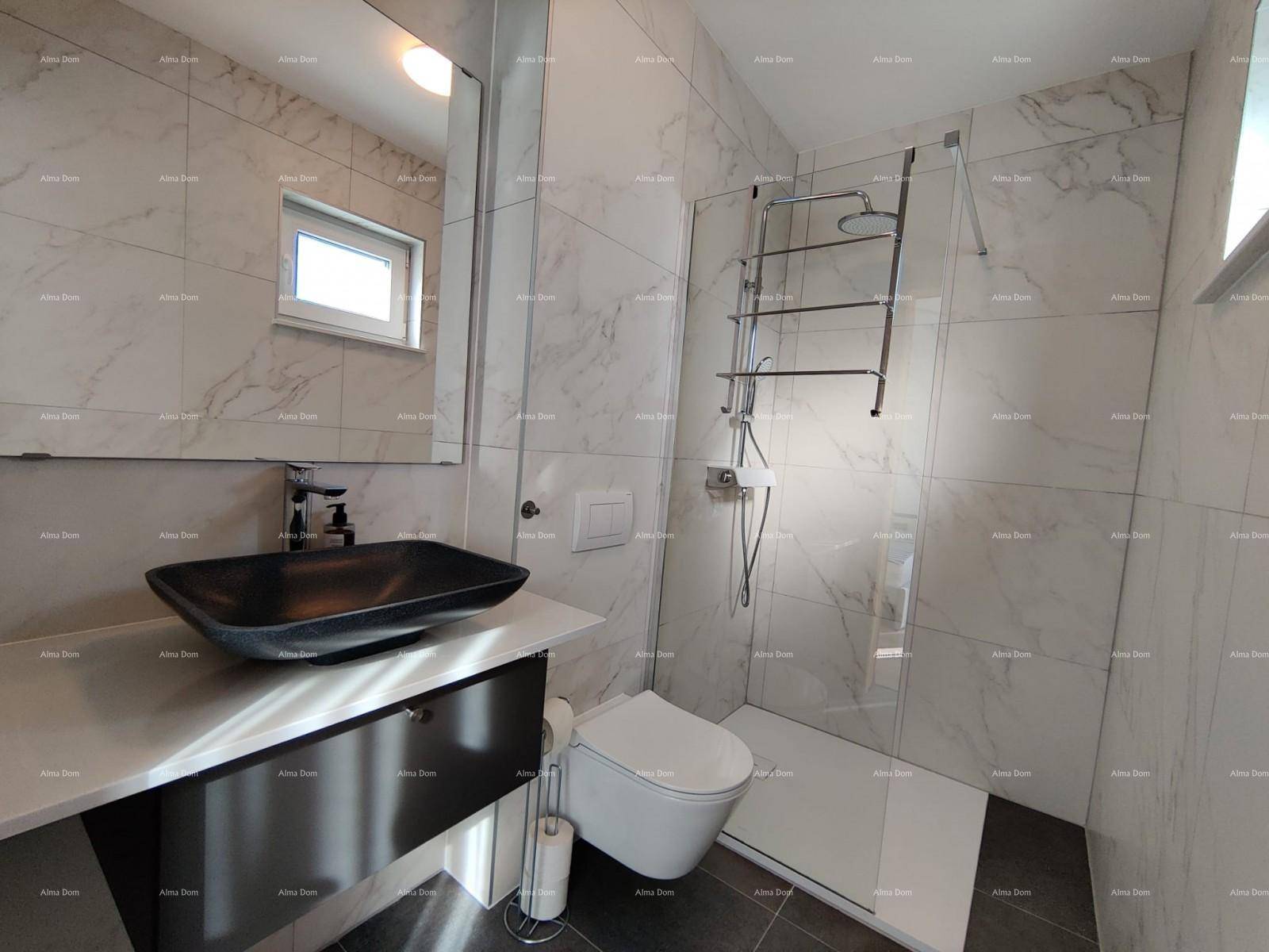 Modernes Badezimmer mit Marmorfliesen, schwarzem Aufsatzwaschbecken und begehbarer Dusche.