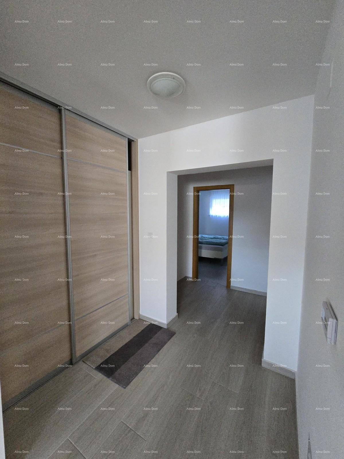 Heller Flur mit großem Einbauschrank und Zugang zu weiteren Zimmern, mit Fliesenboden.