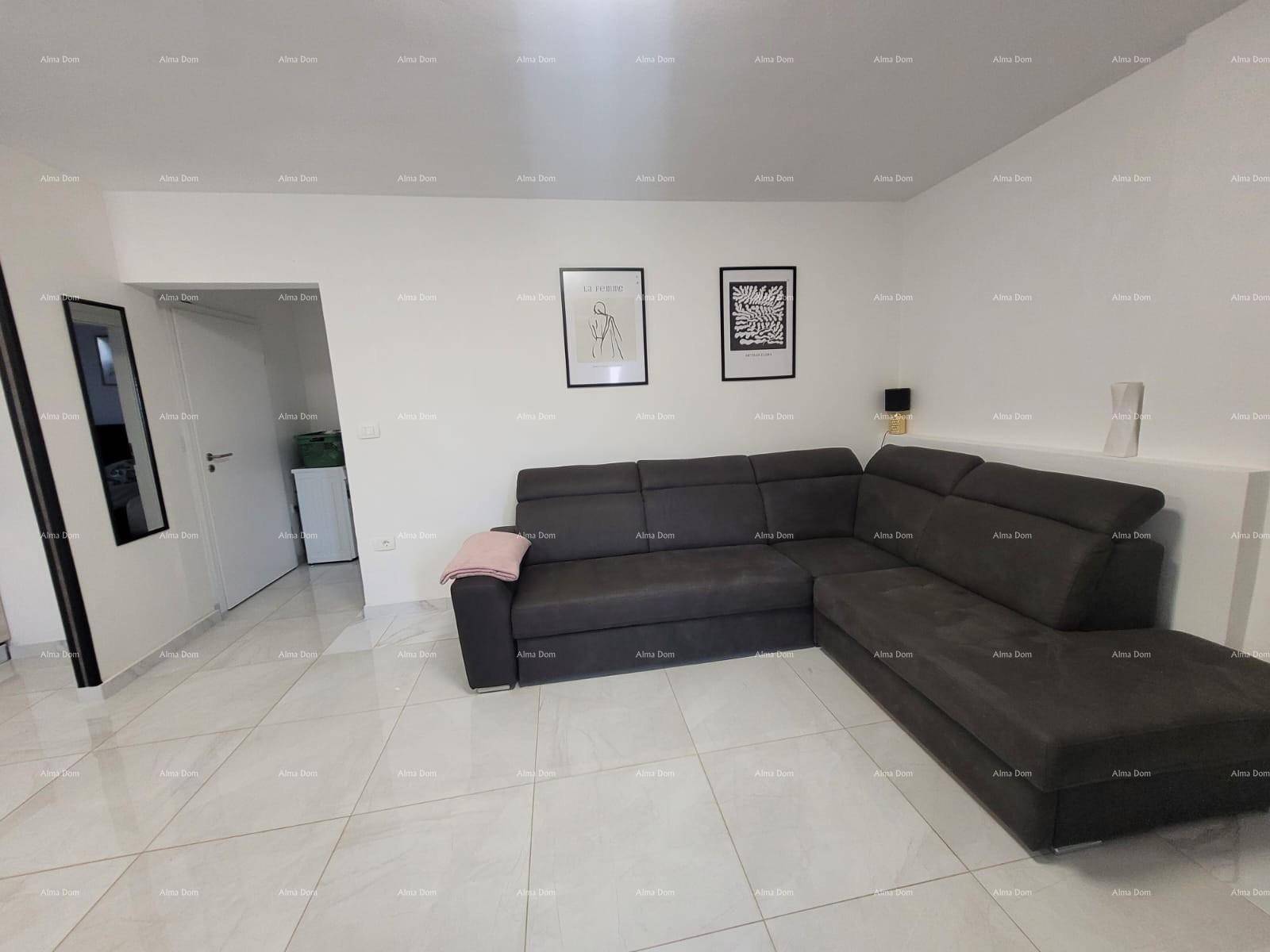 Heller Wohnbereich mit bequemer Sitzecke und stilvollen Wandbildern, ideal zum Entspannen.