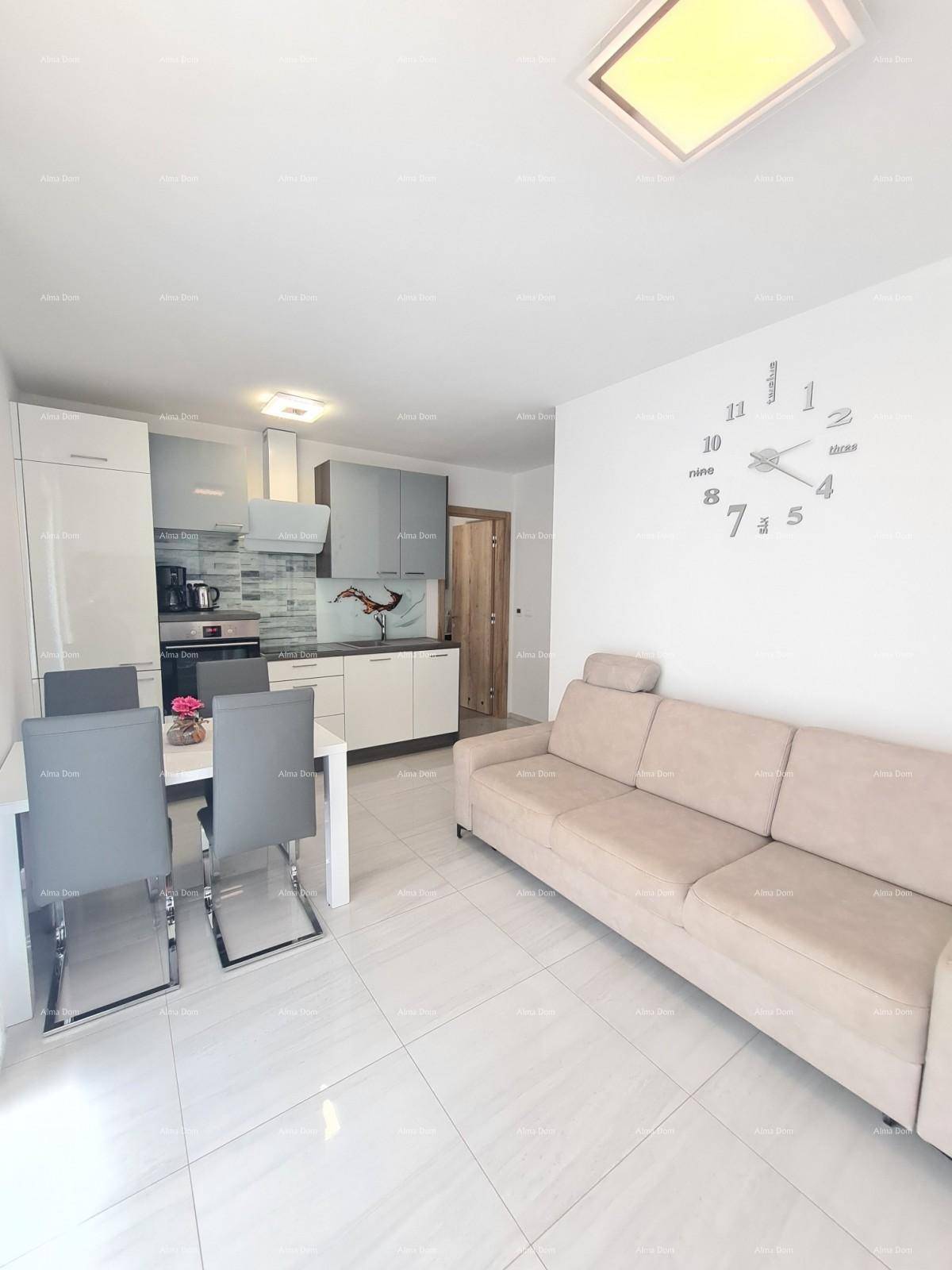 Lichtdurchfluteter Wohn-Essbereich mit moderner Wanduhr und beigem Sofa.